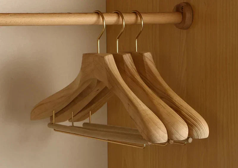 Perchas de Madera de Hombros Anchos Aurora – Organizador Premium de Trajes y Abrigos de Madera de Alcanfor (Juego de 2)