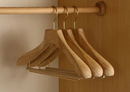 Perchas de Madera de Hombros Anchos Aurora – Organizador Premium de Trajes y Abrigos de Madera de Alcanfor (Juego de 2)