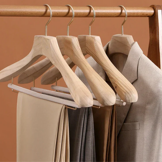 Perchas de Madera de Hombros Anchos Aurora – Organizador Premium de Trajes y Abrigos de Madera de Alcanfor (Juego de 2)