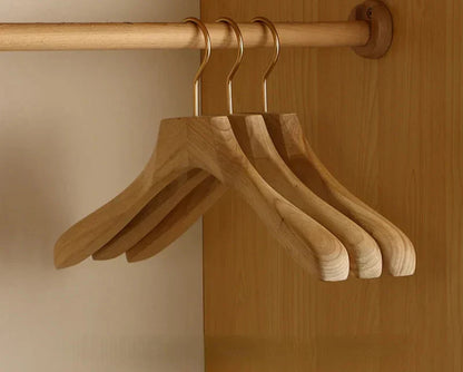 Perchas de Madera de Hombros Anchos Aurora – Organizador Premium de Trajes y Abrigos de Madera de Alcanfor (Juego de 2)
