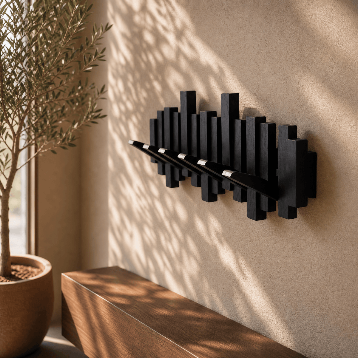 Perchero de pared escultural de madera