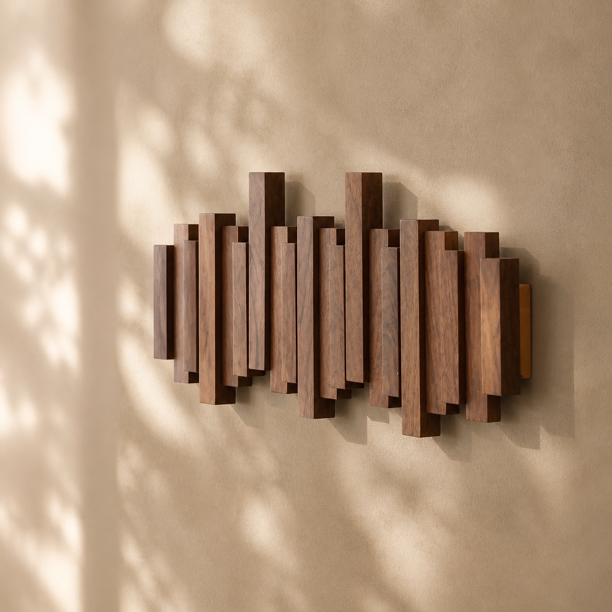 Perchero de pared escultural de madera