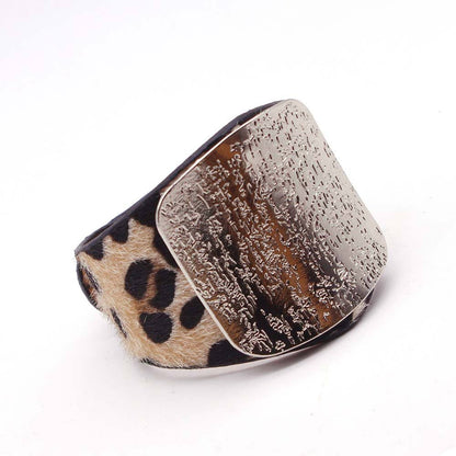 Pulsera Envolvente de Leopardo de Cuero | Accesorio Artesanal Exquisito