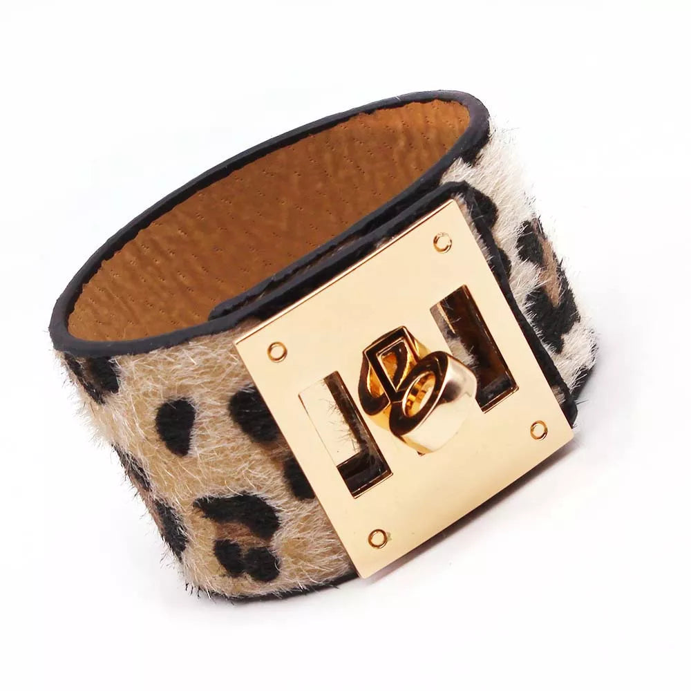 Pulsera Envolvente de Leopardo de Cuero | Accesorio Artesanal Exquisito