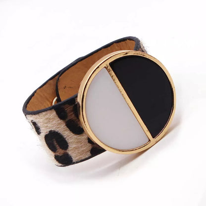 Pulsera Envolvente de Leopardo de Cuero | Accesorio Artesanal Exquisito