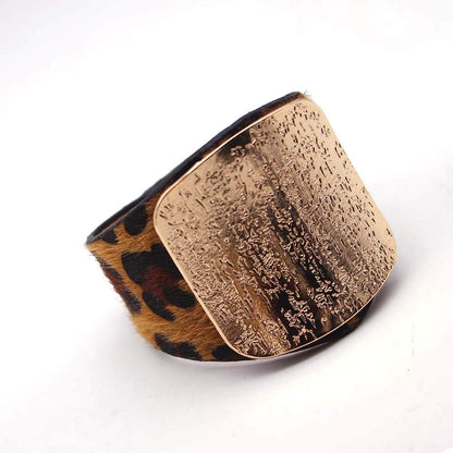 Pulsera Envolvente de Leopardo de Cuero | Accesorio Artesanal Exquisito