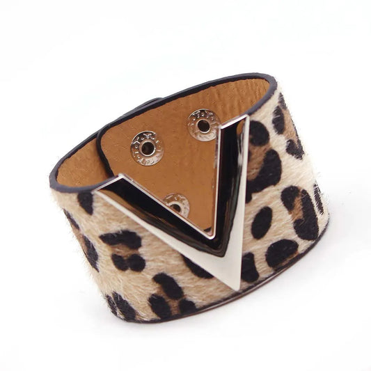 Pulsera Envolvente de Leopardo de Cuero | Accesorio Artesanal Exquisito