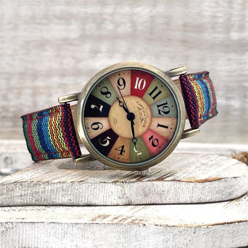 Reloj con diseño de arcoíris multicolor