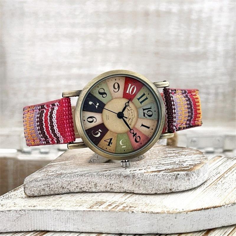 Reloj con diseño de arcoíris multicolor