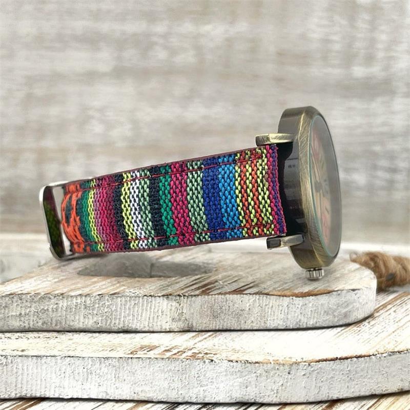 Reloj con diseño de arcoíris multicolor