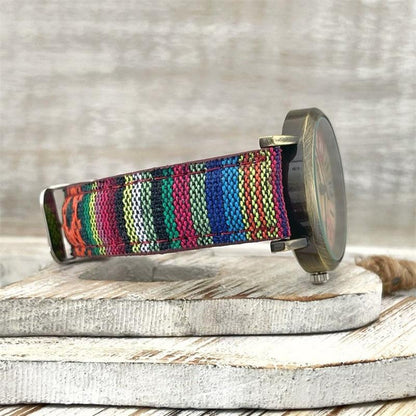 Reloj con diseño de arcoíris multicolor