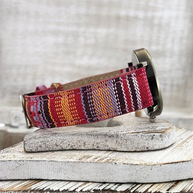 Reloj con diseño de arcoíris multicolor