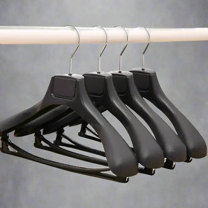 Set de perchas de hombros anchos – Perchas de ropa de plástico resistente para la organización del armario