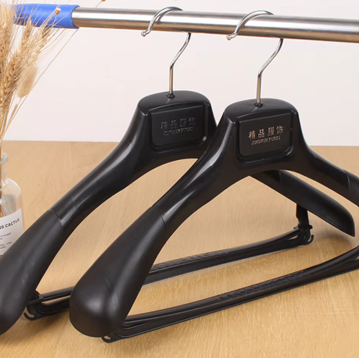 Set de perchas de hombros anchos – Perchas de ropa de plástico resistente para la organización del armario