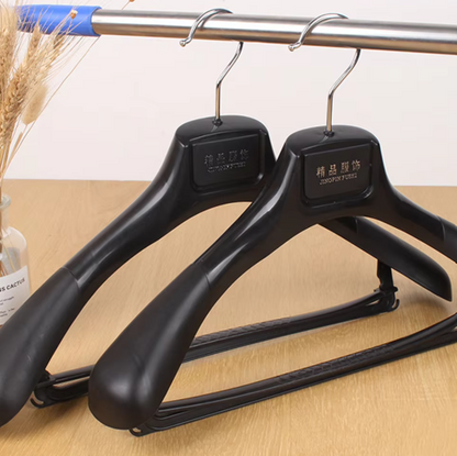 Set de perchas de hombros anchos – Perchas de ropa de plástico resistente para la organización del armario