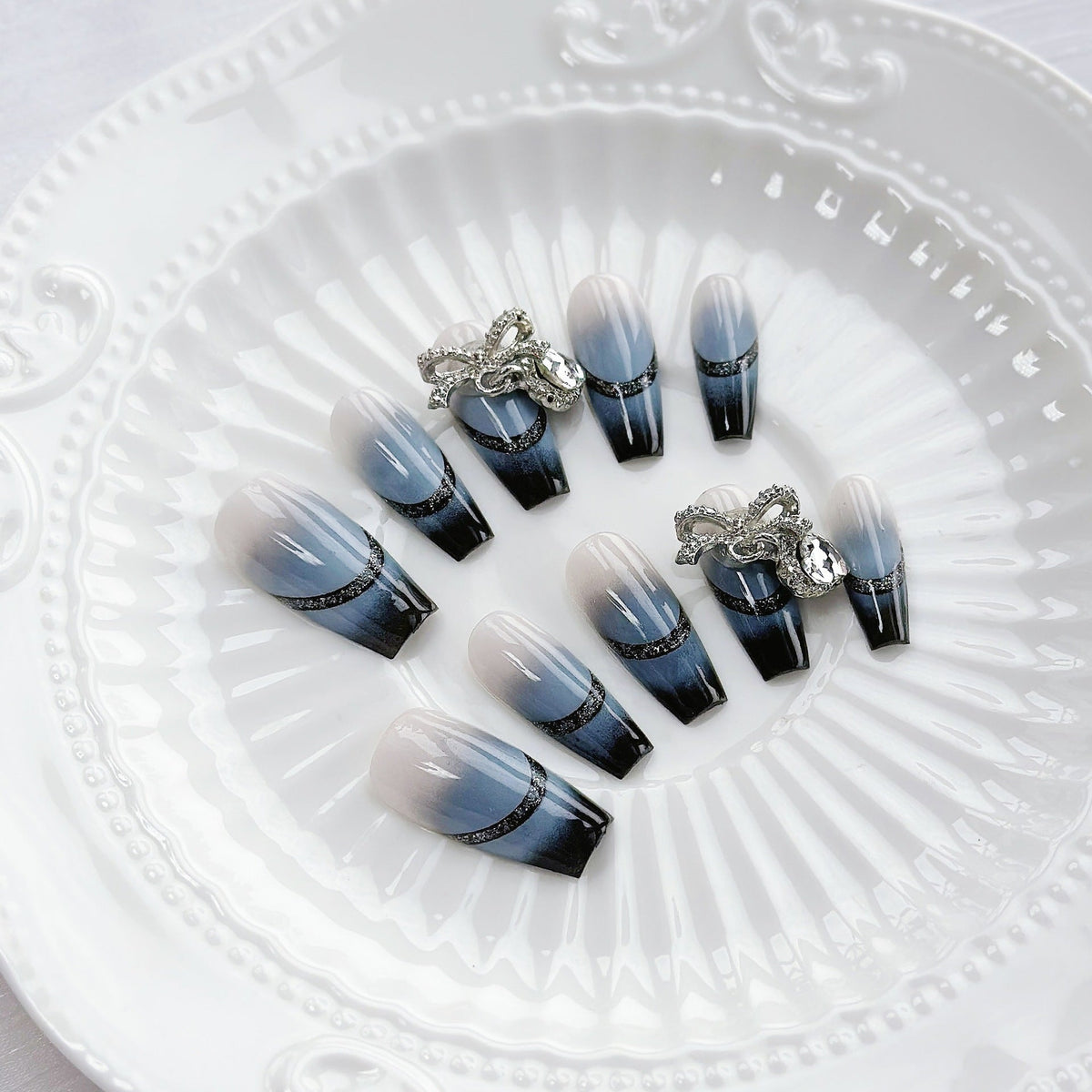 Set de uñas degradadas con pedrería decorativa