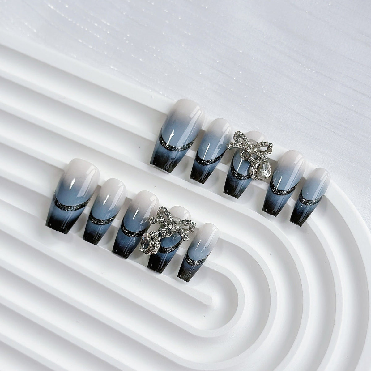Set de uñas degradadas con pedrería decorativa