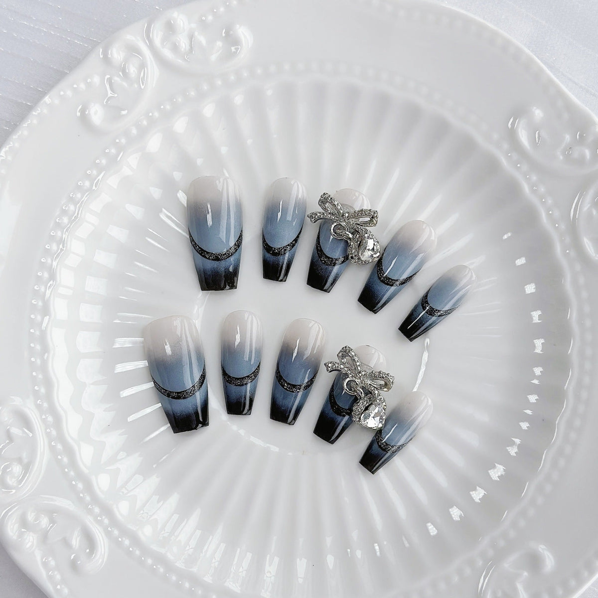 Set de uñas degradadas con pedrería decorativa