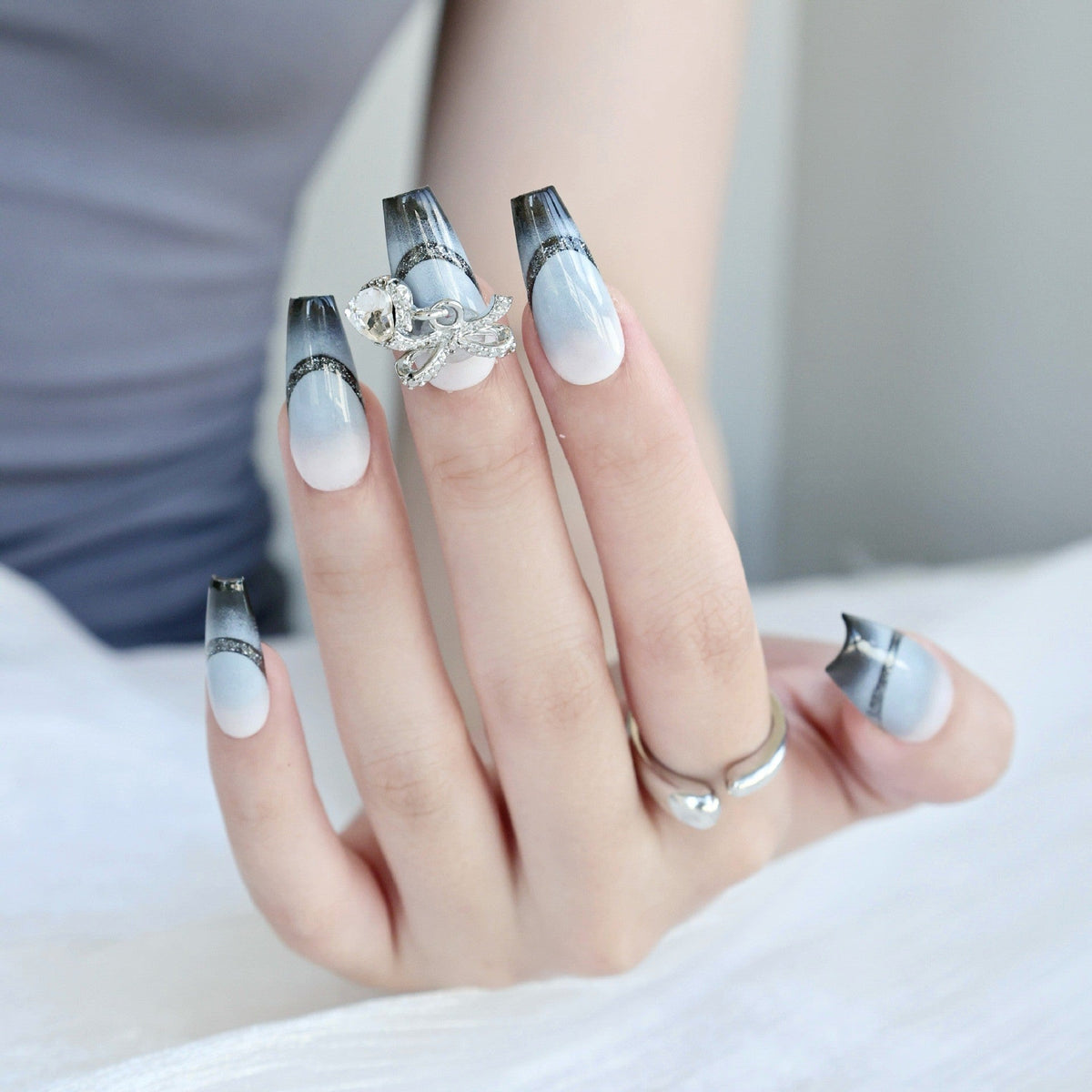 Set de uñas degradadas con pedrería decorativa
