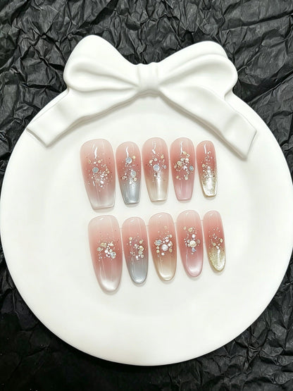 Set de uñas postizas press-on florales con efecto degradado