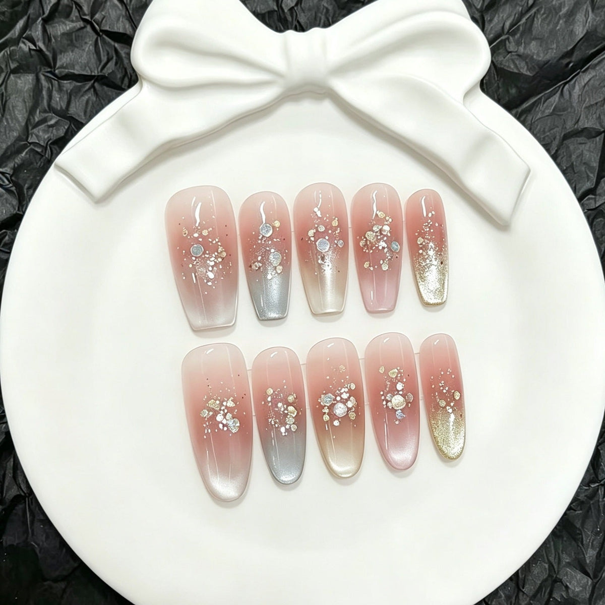 Set de uñas postizas press-on florales con efecto degradado