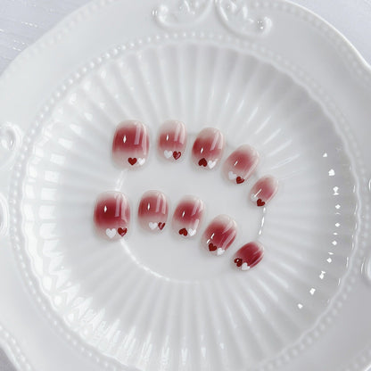 Uñas postizas degradadas con temática de corazones