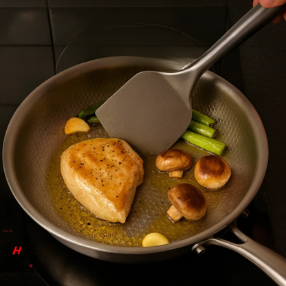 Utensilios de Cocina de Inducción Hechos de Titanio con Acabado Martillado – Utensilios de Cocina Duraderos y Elegantes en Plata Metálica
