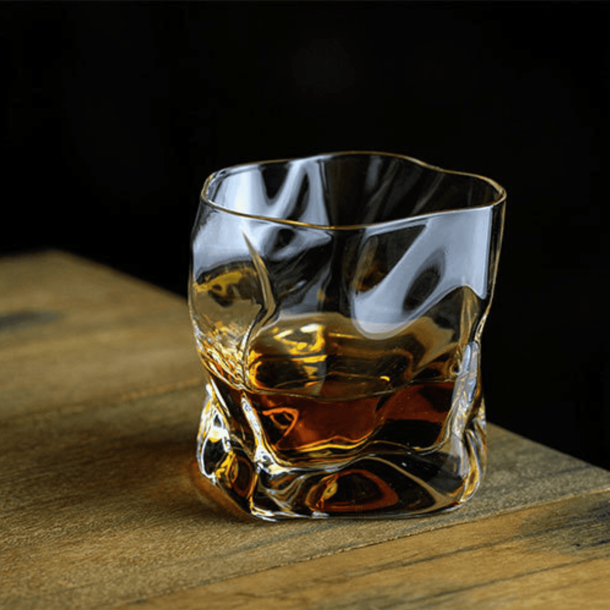 Vaso de whisky japonés Edo Kiriko con diseño arrugado
