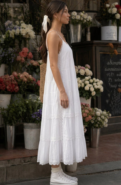 Vestido midi escalonado de algodón y encaje con tirantes finos para mujer