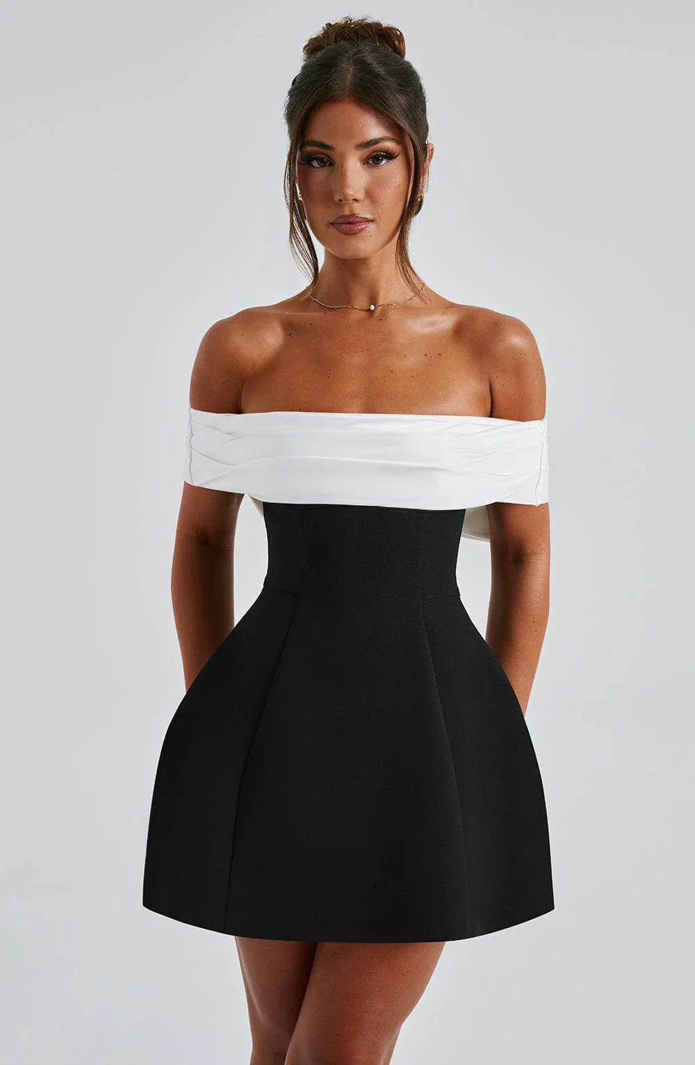 Vestido Mini Sin Espalda con Lazo