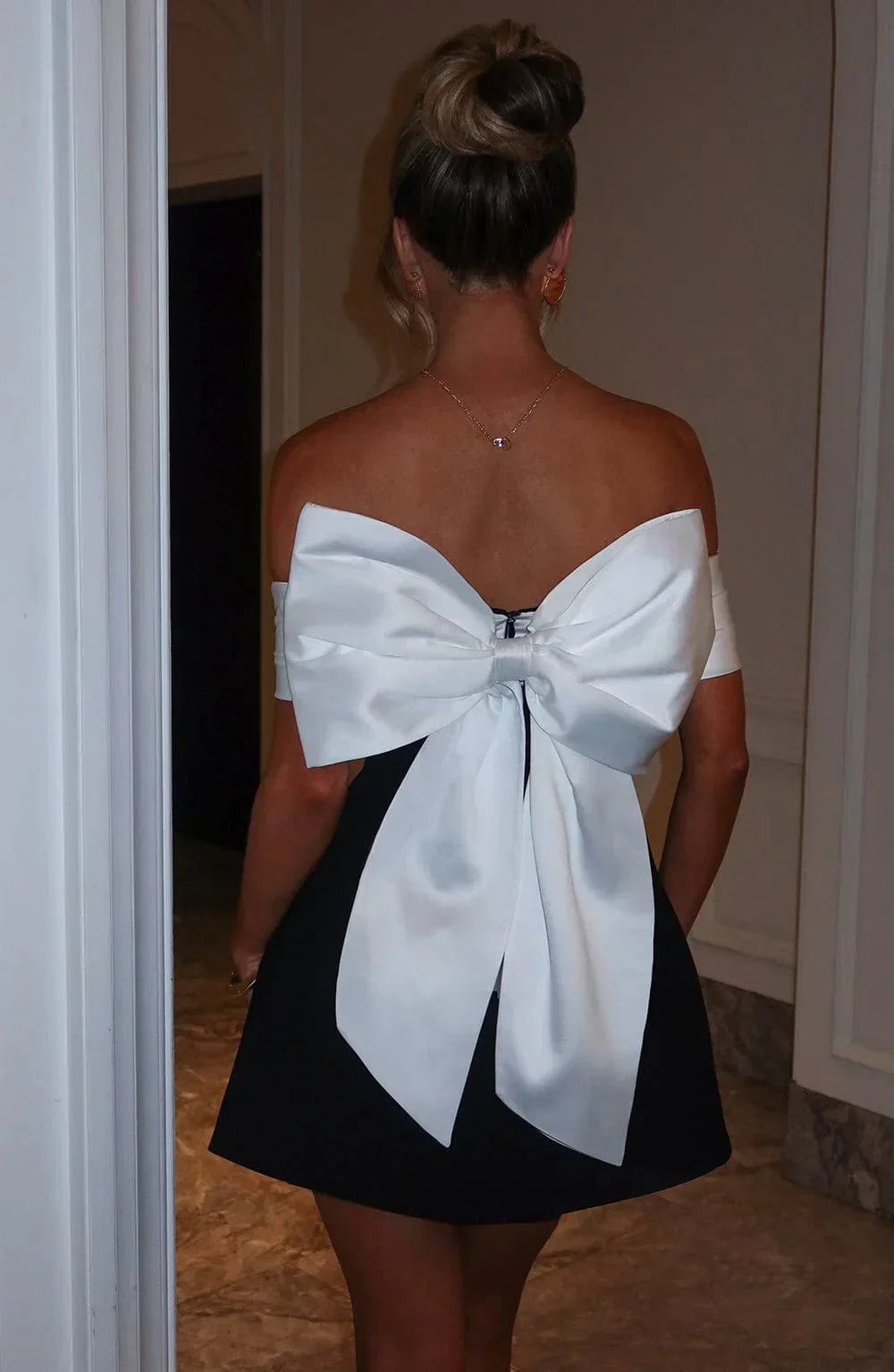 Vestido Mini Sin Espalda con Lazo