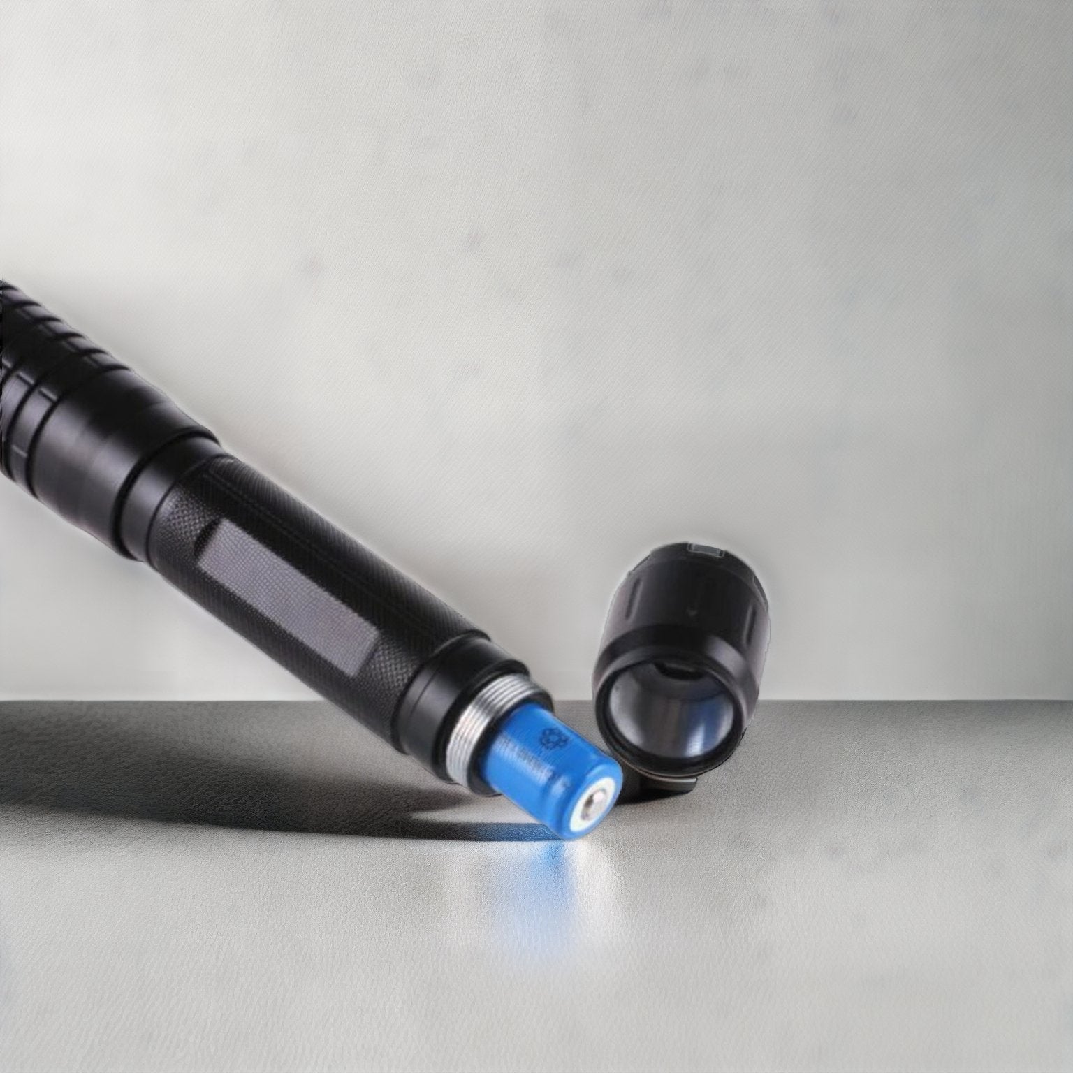 VierraSol | Antorcha Láser de Haz Azul | Salida Óptica de Alta Intensidad de 450nm | Alcance Táctico de 5000m+ | Chasis de Aluminio con Enfoque Ajustable | Linterna Capaz de Ignición Térmica