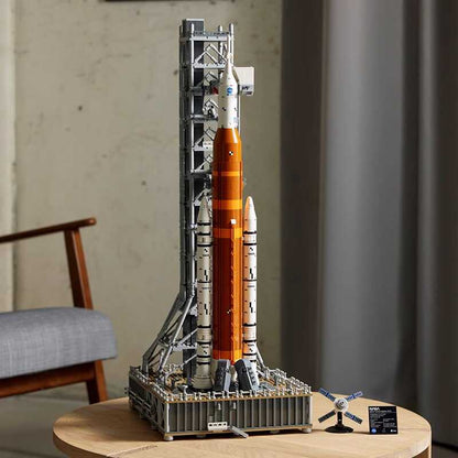 VierraSol | Construye, Explora y Exhibe – El Kit de Modelo del Sistema de Lanzamiento Espacial Artemis de NASA