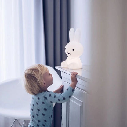 VierraSol | Figura Decorativa de Conejo | Diseño de Figura Icónica
