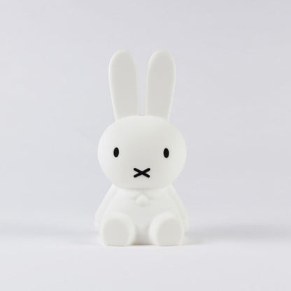 VierraSol | Figura Decorativa de Conejo | Diseño de Figura Icónica