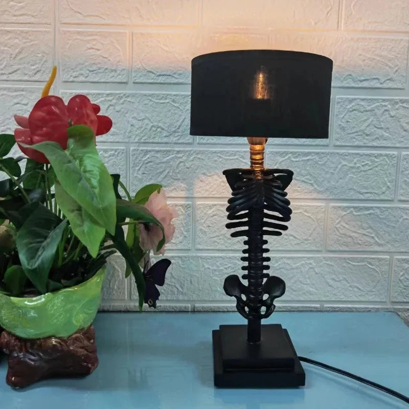 VierraSol | Lámpara de Mesa Esqueleto Gótico | Diseño Artístico Hecho a Mano