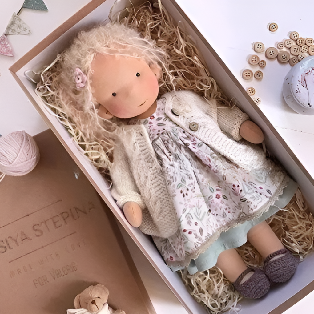 VierraSol | Muñeca de Tela Waldorf para Niños con Detalles de Crochet