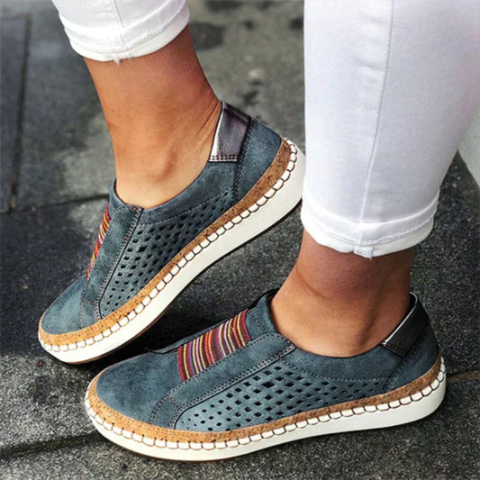 VierraSol | Zapatillas Slip-On para Mujeres con Detalle Perforado y Acento de Rayas