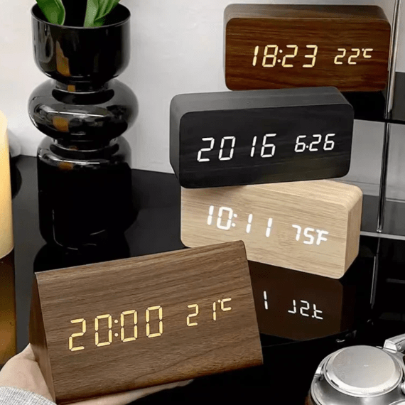 WOODSENSE – Reloj de Madera LED con Control por Voz para una Exhibición de Tiempo Elegante