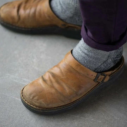 Zuecos destalonados para hombre con tira ajustable al talón