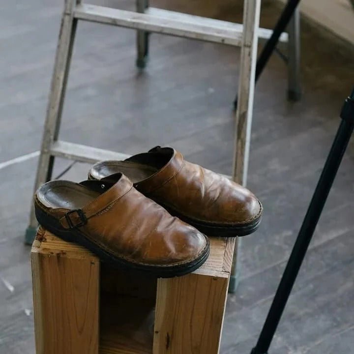 Zuecos destalonados para hombre con tira ajustable al talón