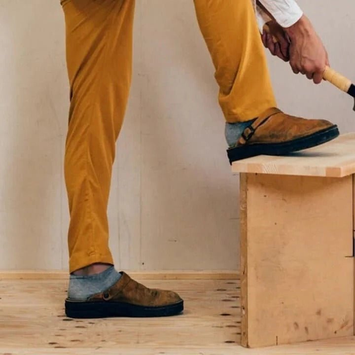 Zuecos destalonados para hombre con tira ajustable al talón