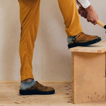 Zuecos destalonados para hombre con tira ajustable al talón